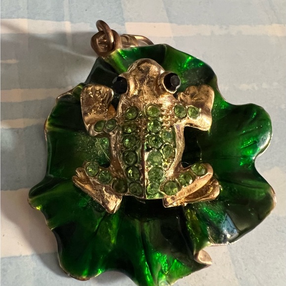 Betsey Johnson Crystal Green Frog Lotus Leaf Pendant Chain Necklace - Picture 5 of 8